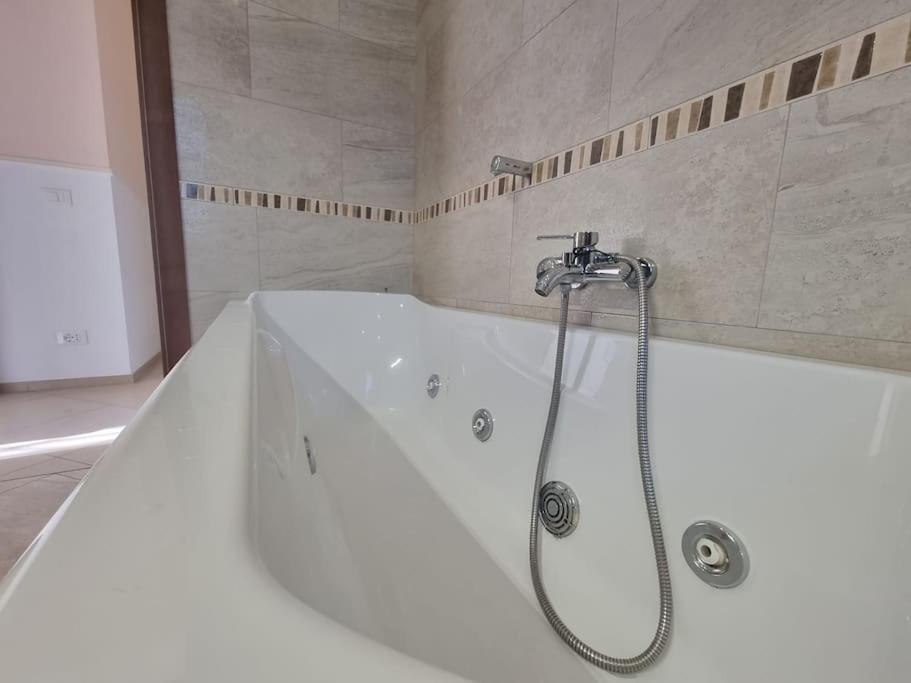 -5 Min From Bus Stop-Free Parking Экстерьер фото