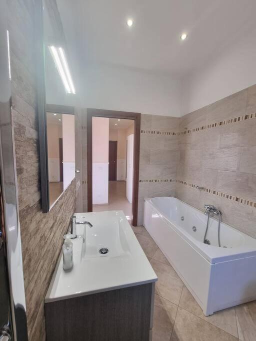 -5 Min From Bus Stop-Free Parking Экстерьер фото